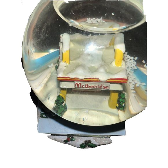 VERY RARE and UNIQUE 2006 MCDONALD'S CHRISTMAS SNOW GLOBE With VERY BIGMAC TRUCK - Picture 5 of 6